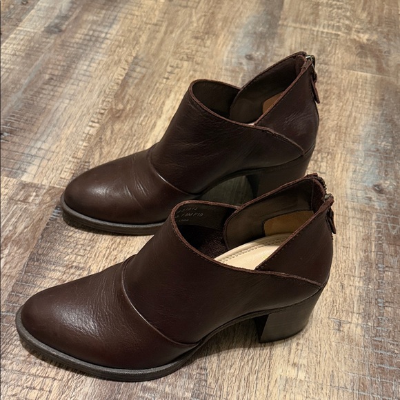 Johnston & Murphy Dark Brown Leather Heeled Boots - Picture 2 of 7